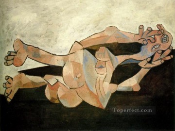 Pablo Picasso Painting - Mujer recostada sobre un fondo cachou cubista de 1938 Pablo Picasso